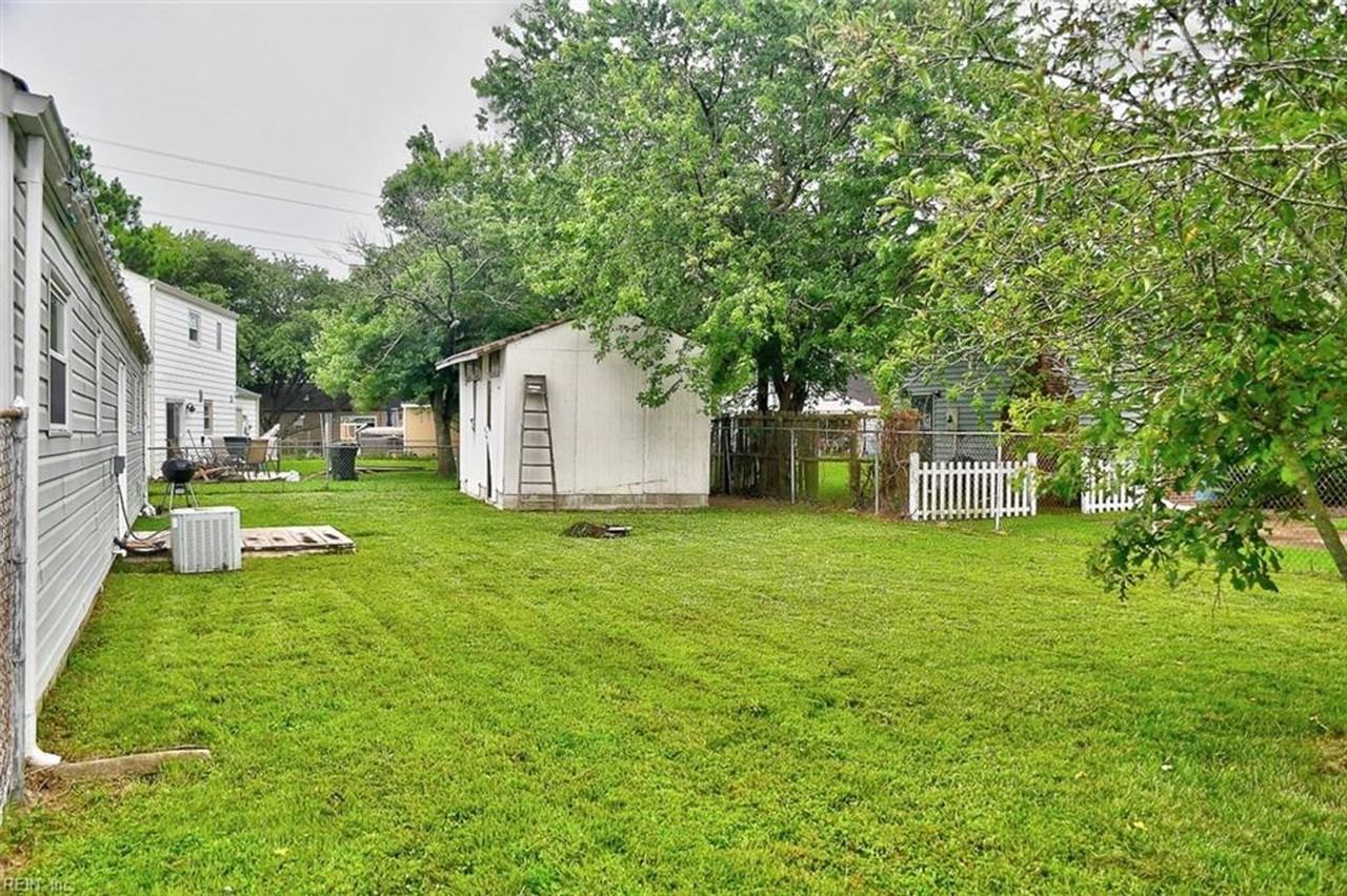 1093 Salisbury Dr - Photo 3 of 26