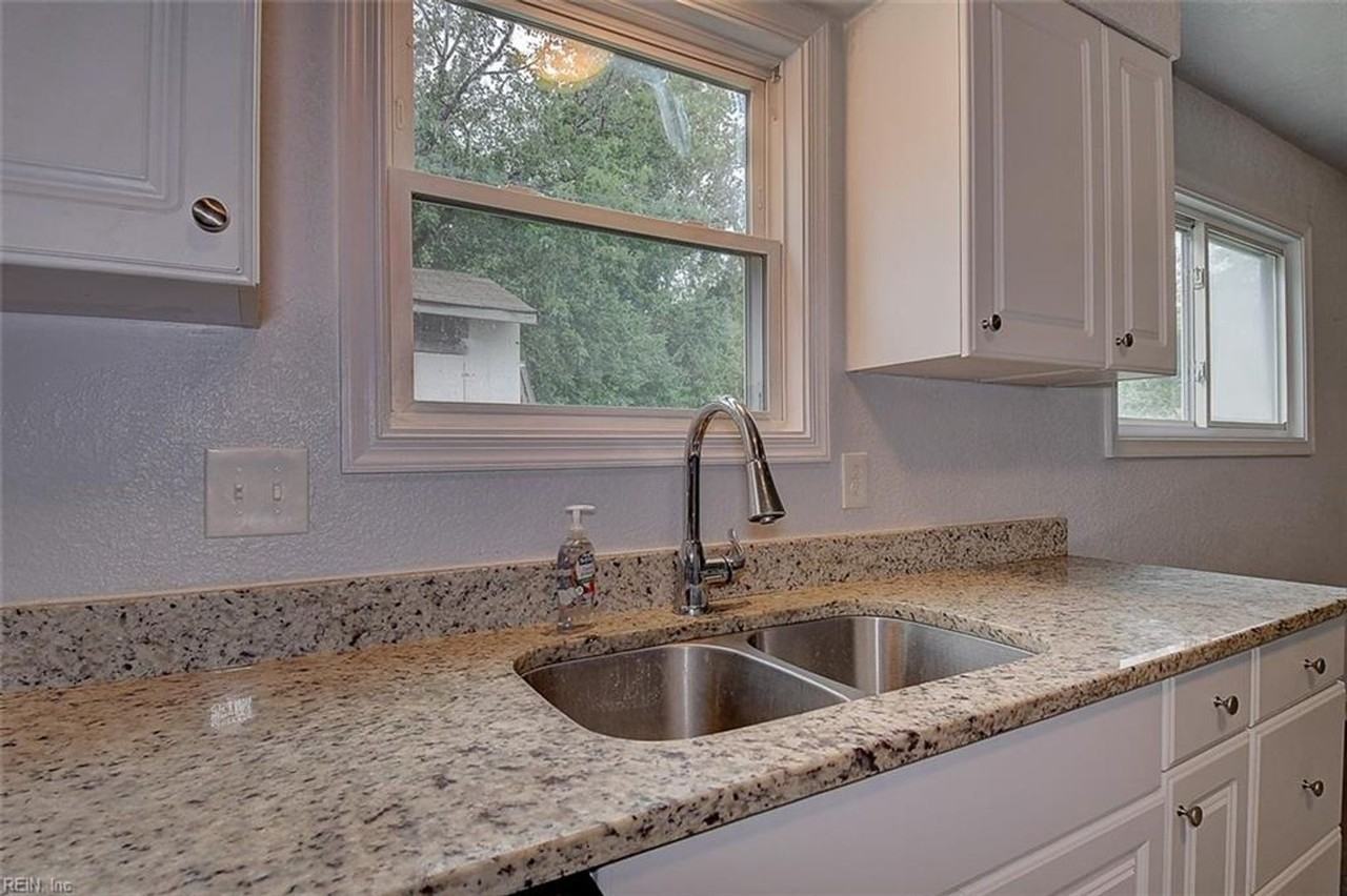 1093 Salisbury Dr - Photo 5 of 26