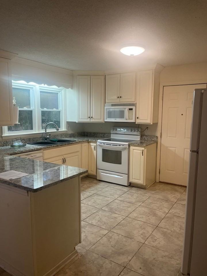 310 Pattswood Rd - Photo 4 of 15
