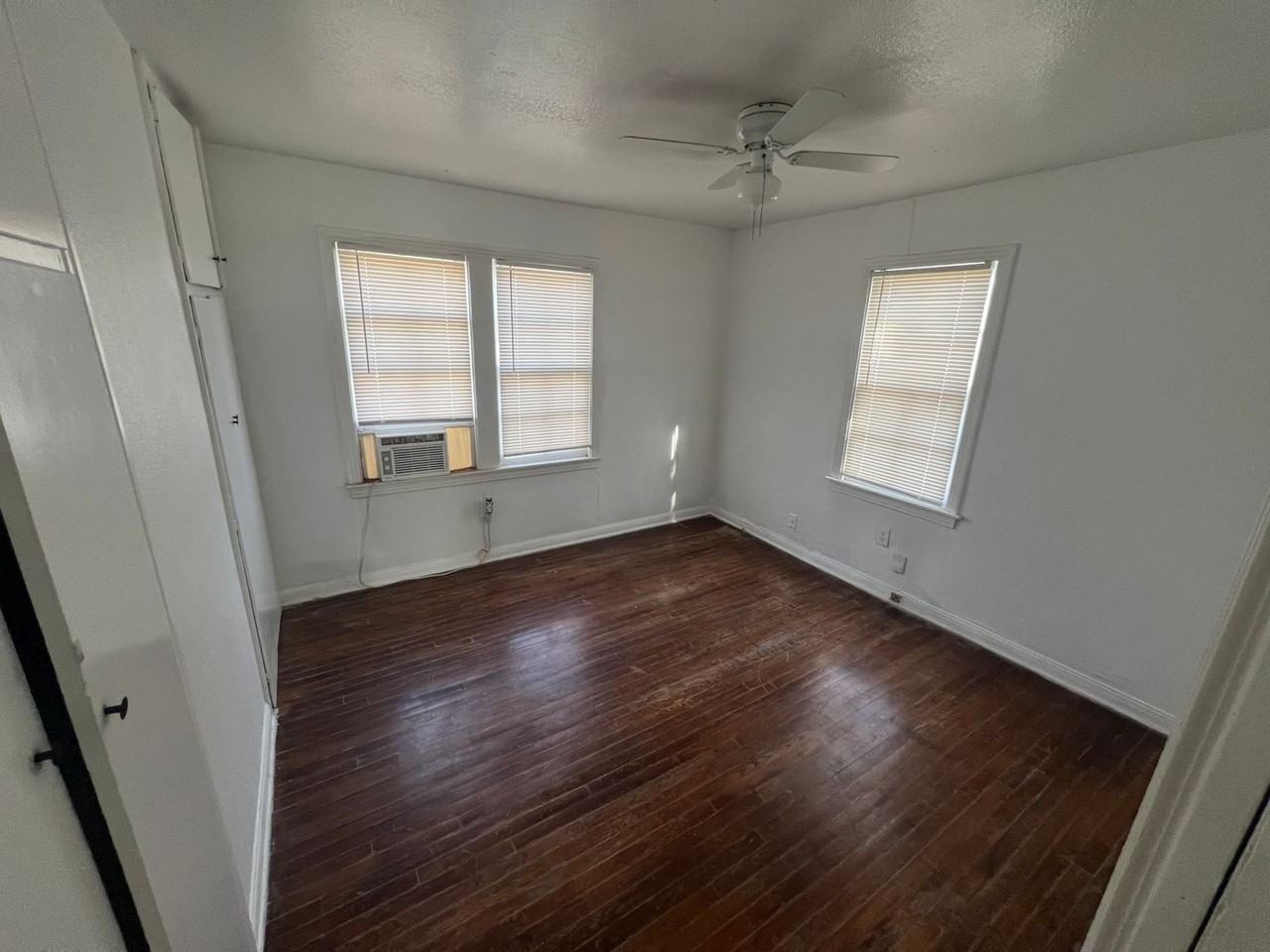 2615 36th St - Photo 4 of 10
