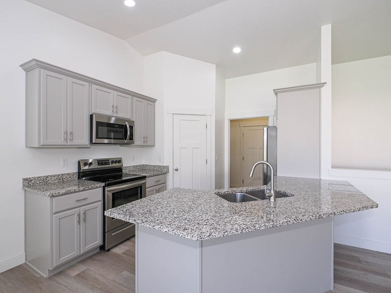 546 W 1730 N - Photo 3 of 36