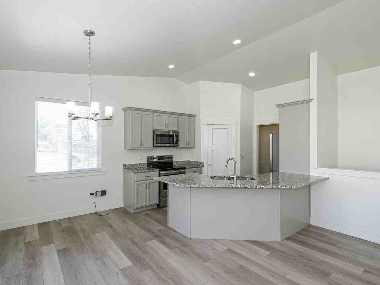546 W 1730 N - Photo 4 of 36