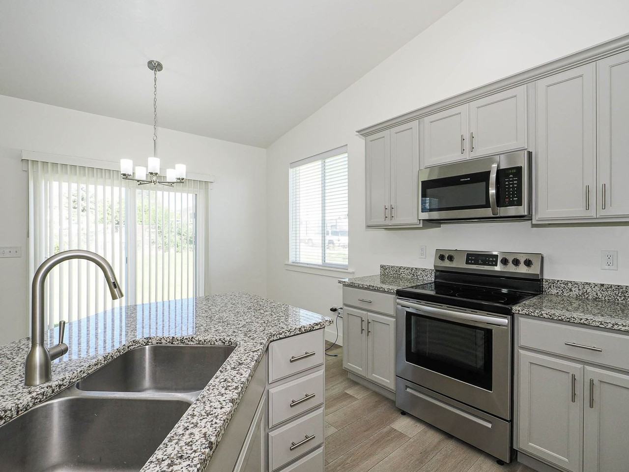 546 W 1730 N - Photo 6 of 36