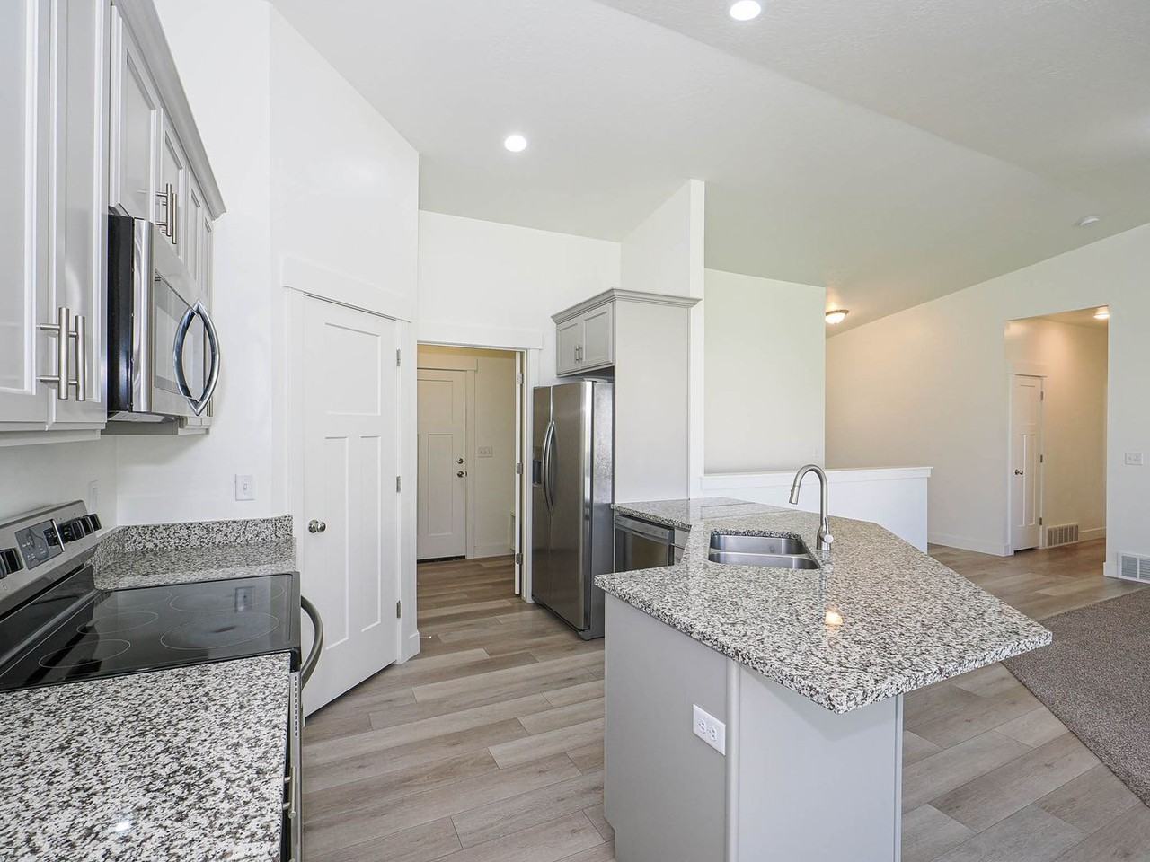 546 W 1730 N - Photo 7 of 36