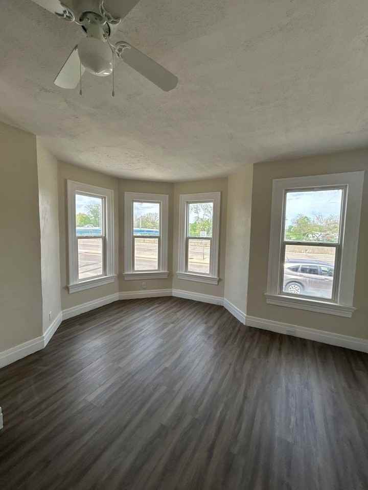 1121 Riverside Dr - Photo 3 of 4