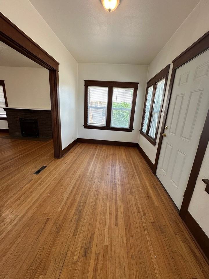 2037 8th Ave - Photo 3 of 28