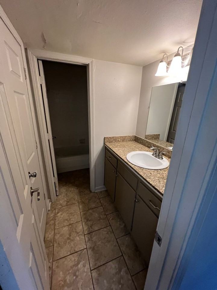 902 Park Ln - Photo 7 of 9