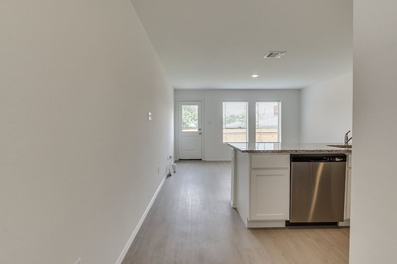 2013 Wolford Way - Photo 2 of 20