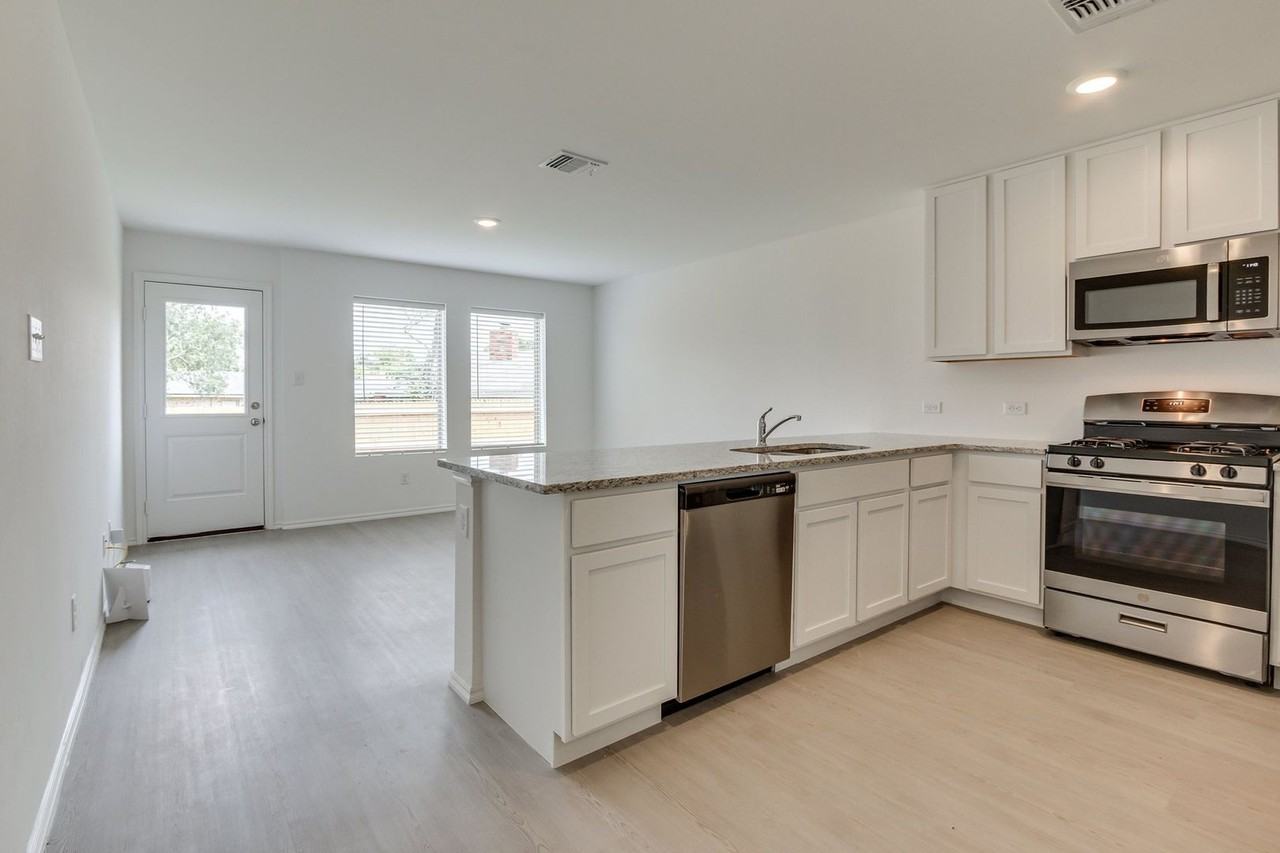 2013 Wolford Way - Photo 3 of 20