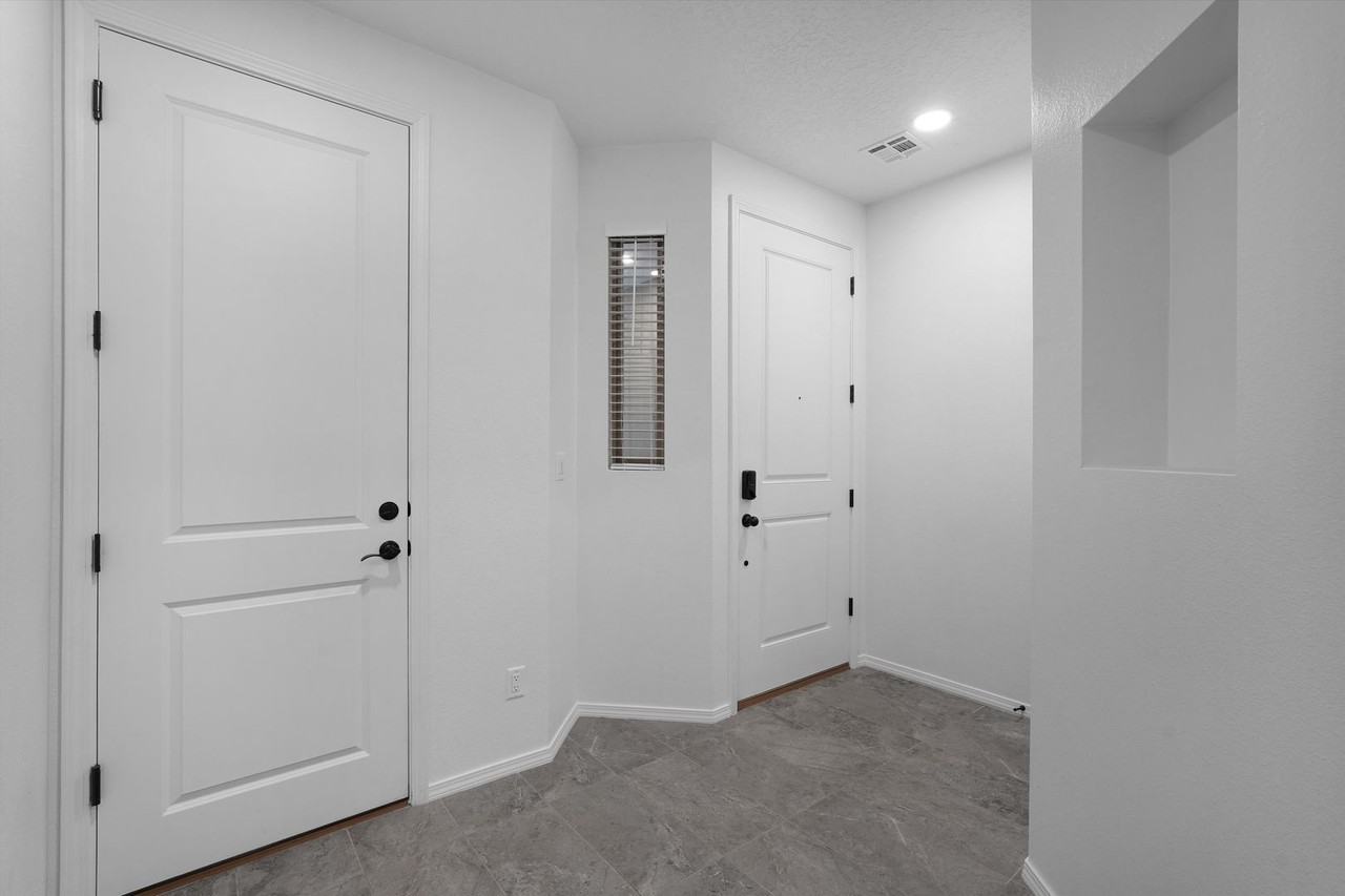 4017 Silver Springs Rd Ne - Photo 7 of 33