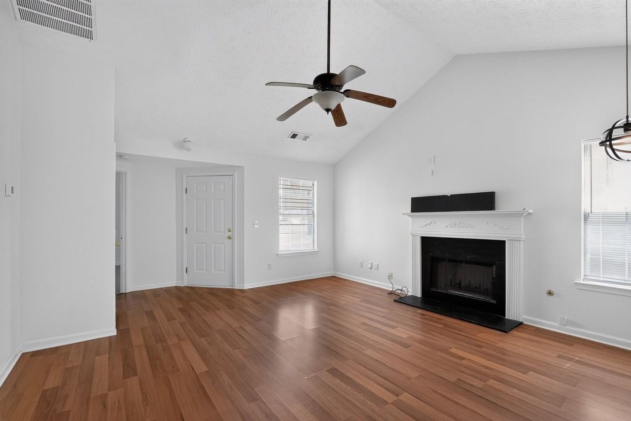 327 Autumn Lake Dr - Photo 6 of 25