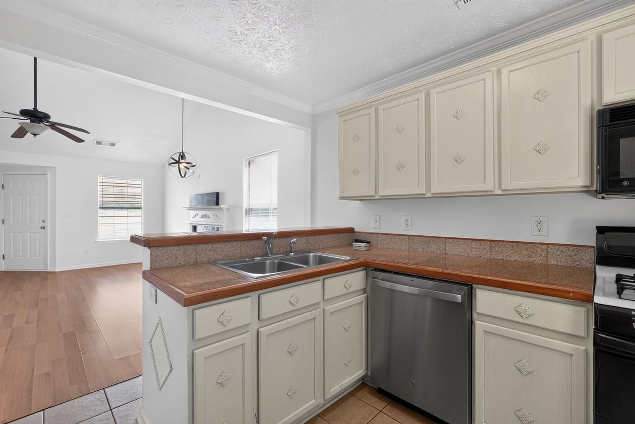 327 Autumn Lake Dr - Photo 3 of 25