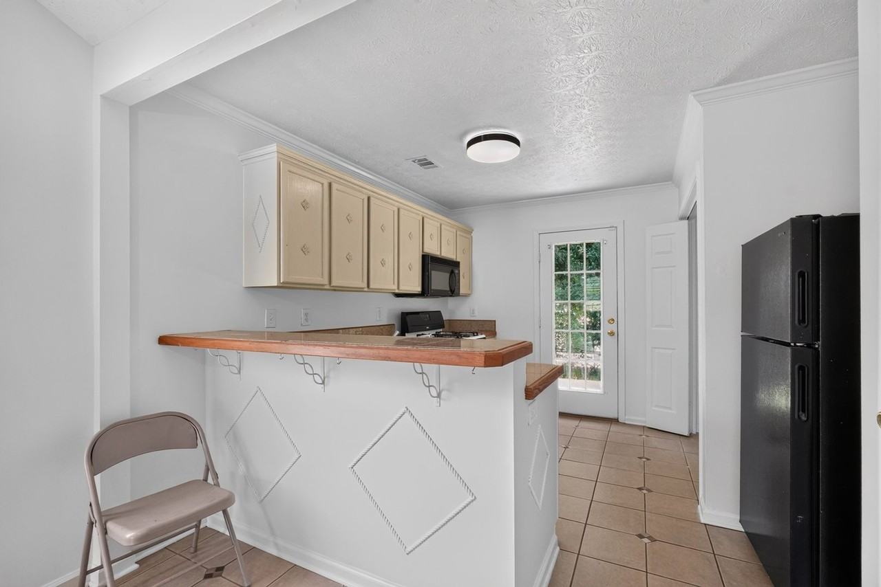327 Autumn Lake Dr - Photo 5 of 25
