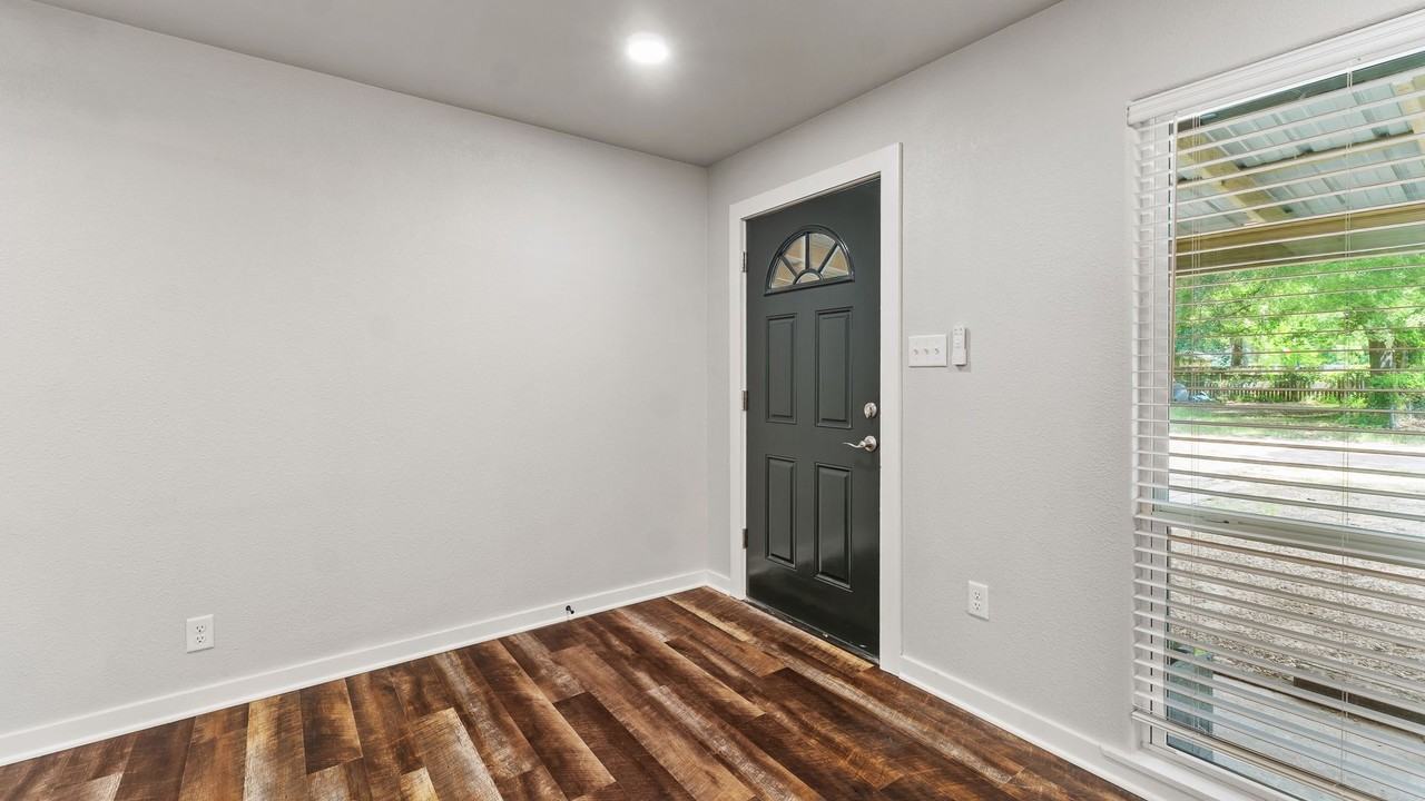 406 E 25th St - Photo 4 of 31