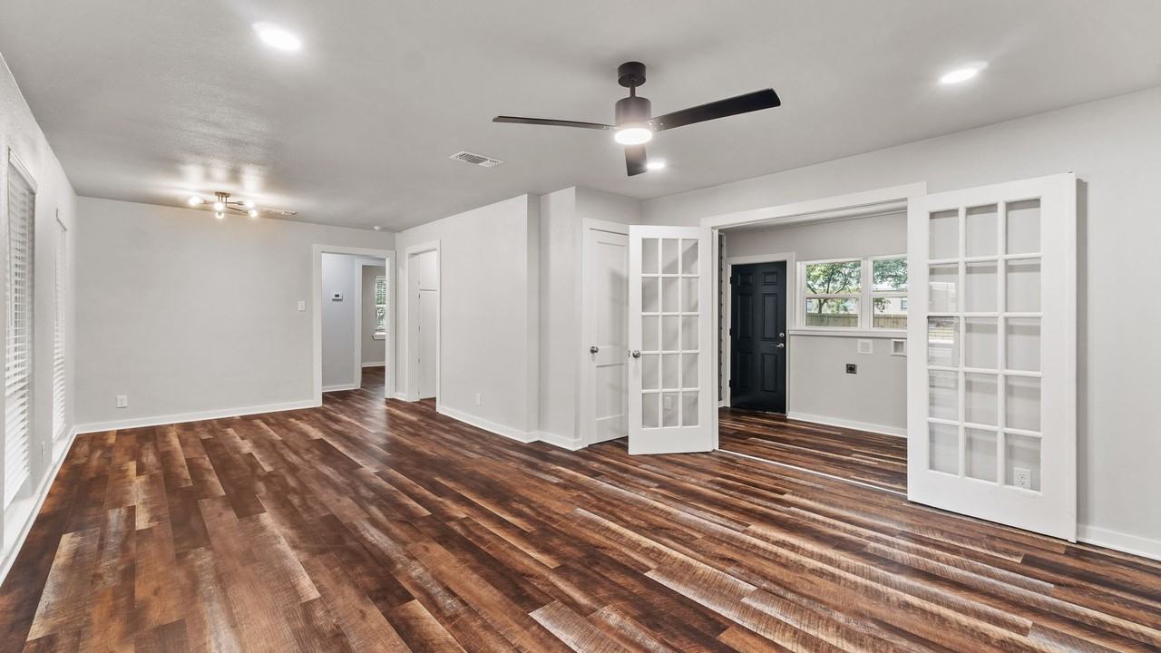 406 E 25th St - Photo 5 of 31