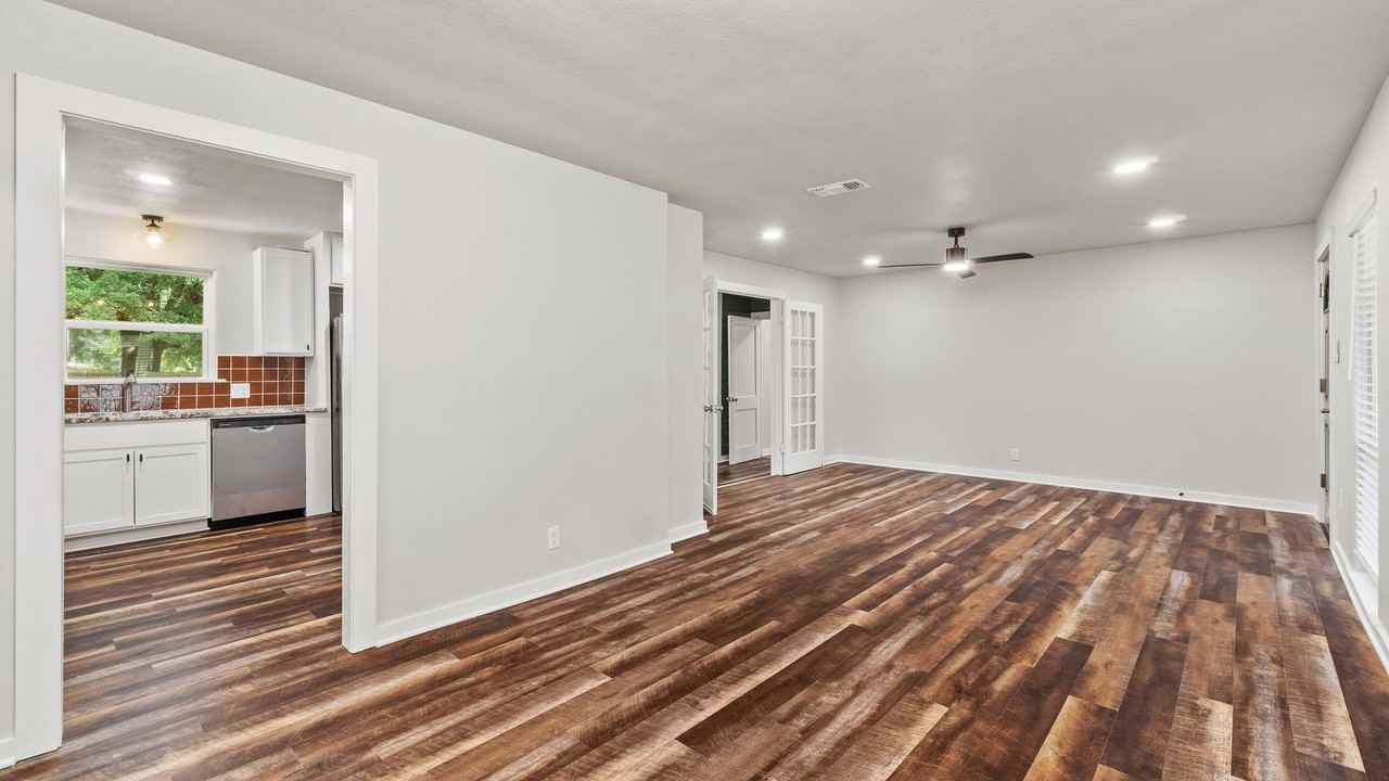 406 E 25th St - Photo 7 of 31