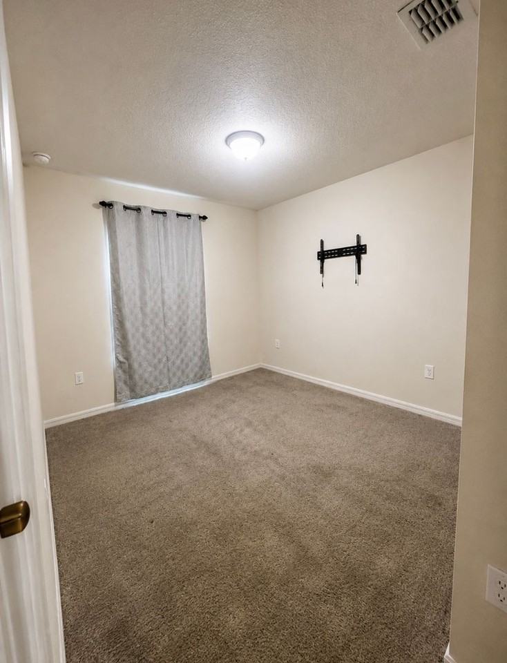 251 Breakwater St Se - Photo 3 of 16