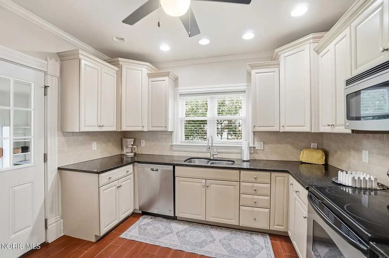 409 W Wooster St - Photo 7 of 43