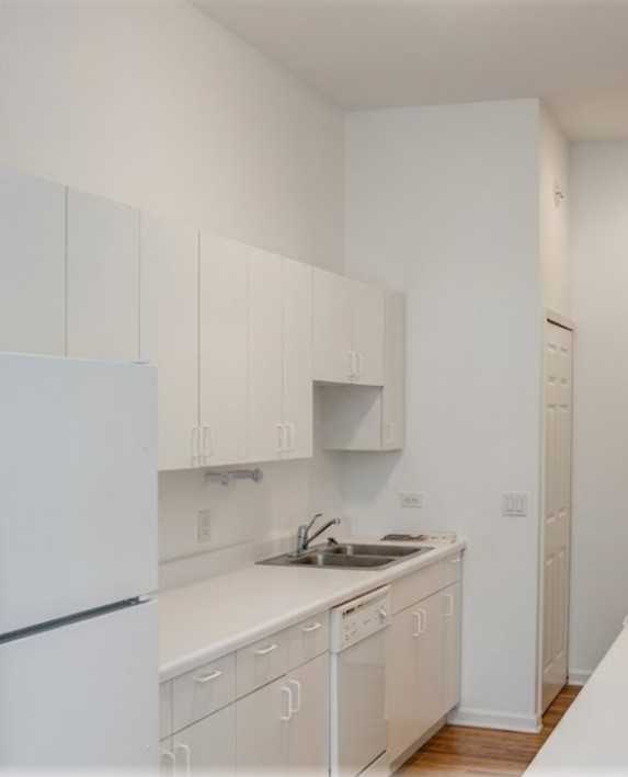 W Briar Pl & N Broadway - Photo 3 of 12
