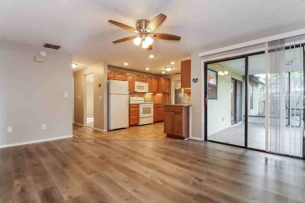 7801 Glencoe Dr - Photo 6 of 19