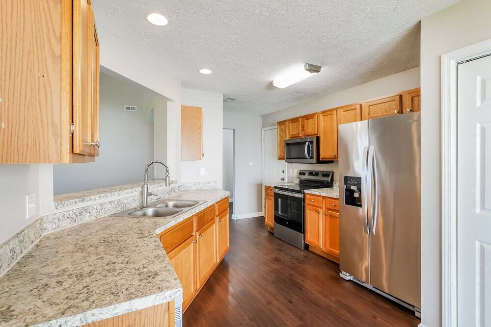 7128 Legacy Dr - Photo 6 of 16