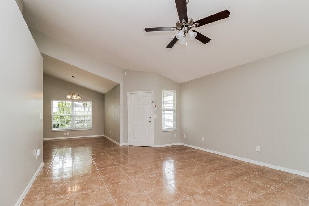 623 Weybridge Ct - Photo 4 of 16