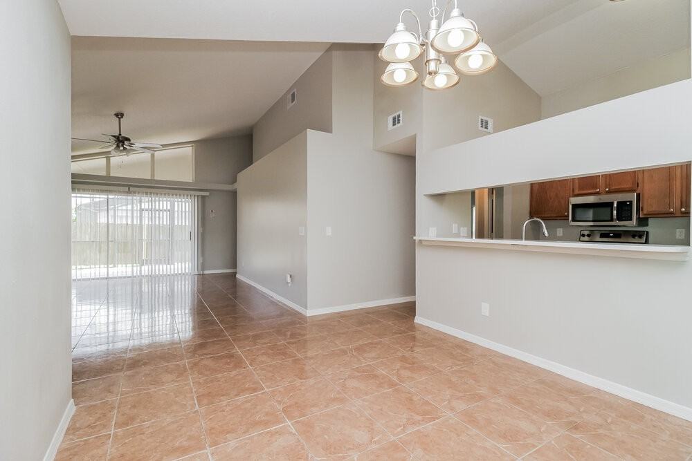 623 Weybridge Ct - Photo 5 of 16