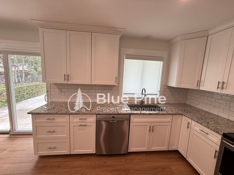 351 Yale Ave - Photo 6 of 35