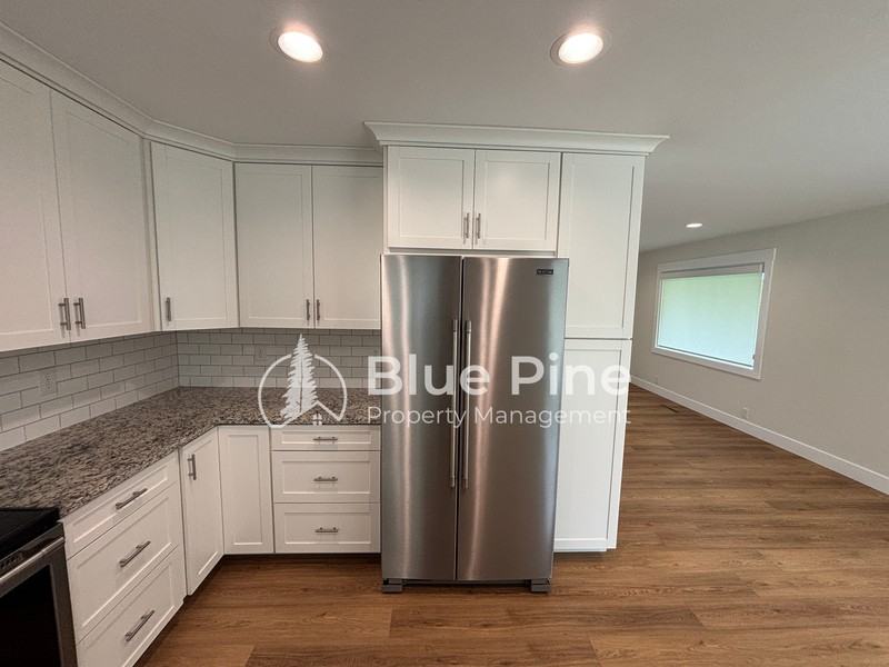 351 Yale Ave - Photo 7 of 35