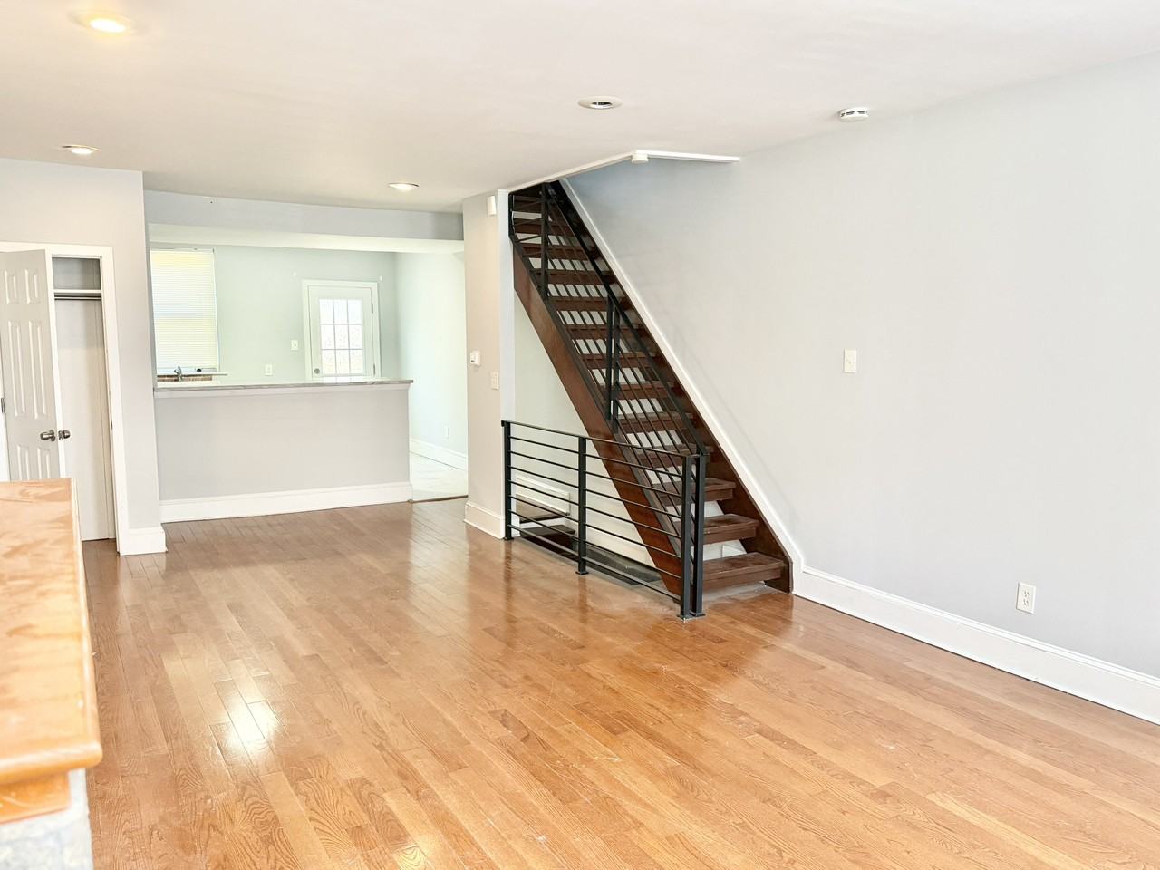 2113 Mountain St - Photo 4 of 14
