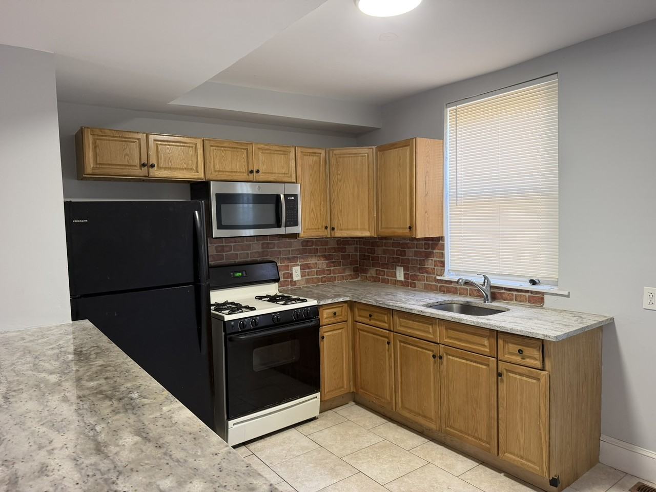 2113 Mountain St - Photo 5 of 14