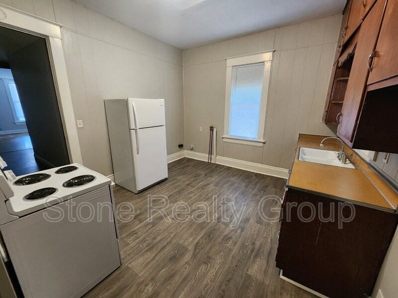 1130 N 8th St #B - Photo 2 of 6