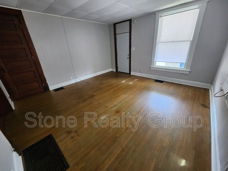 1130 N 8th St #B - Photo 3 of 6