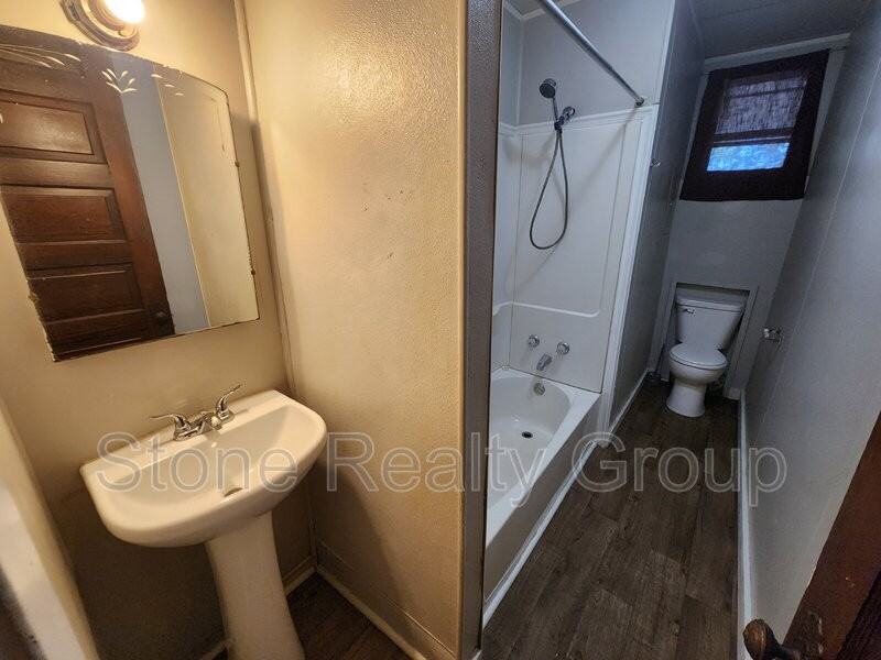 1130 N 8th St #B - Photo 5 of 6