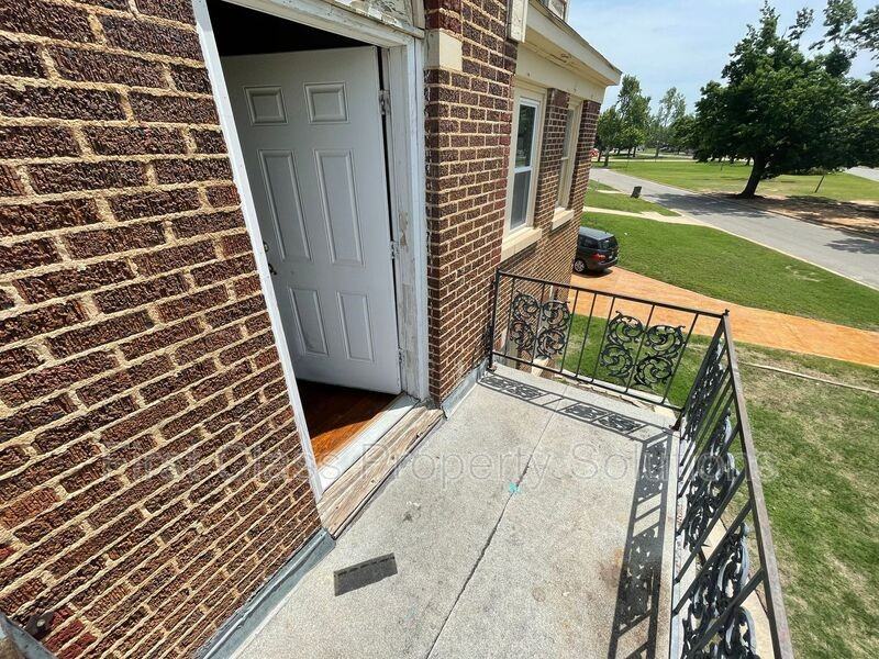 3029 1/2 Nw 12th St - Photo 2 of 20