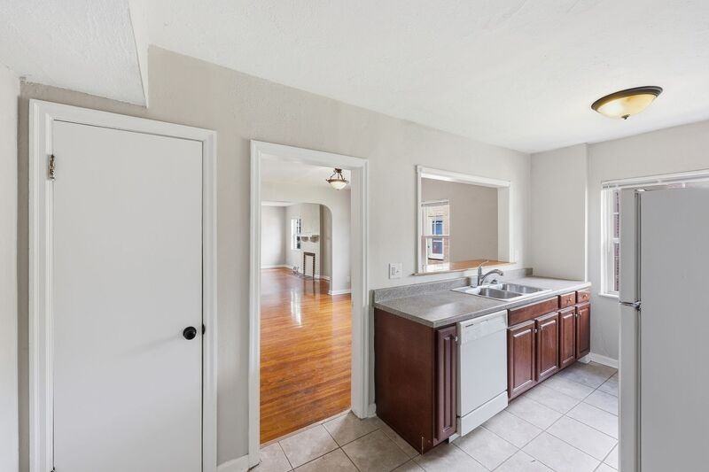 1048 Berkeley Rd #B - Photo 6 of 11