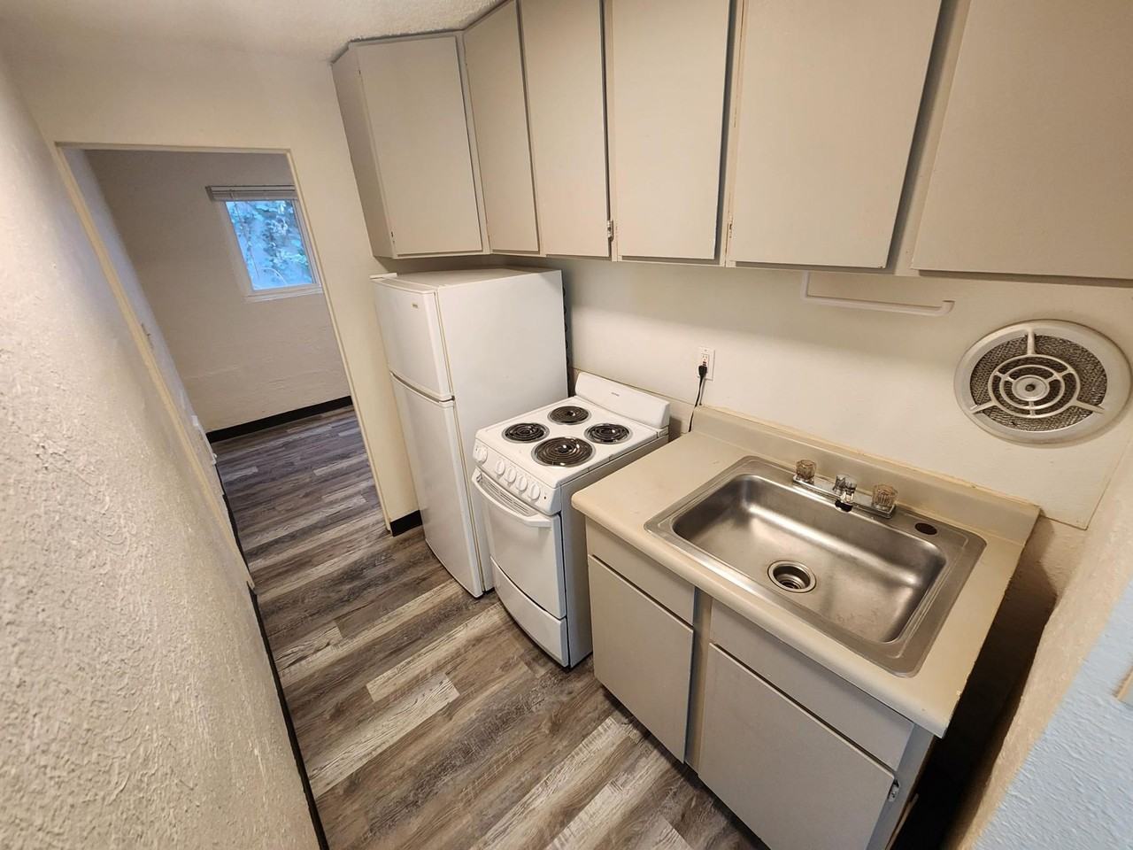 Melrose Court Apartments - Photo 5 of 9