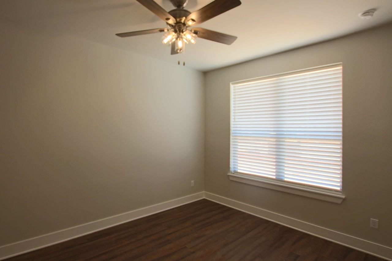 727 Freedom Way - Photo 3 of 24