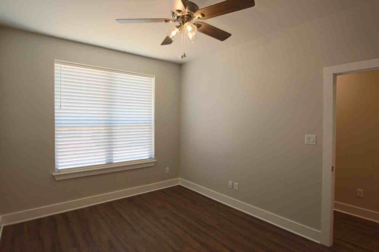 727 Freedom Way - Photo 4 of 24