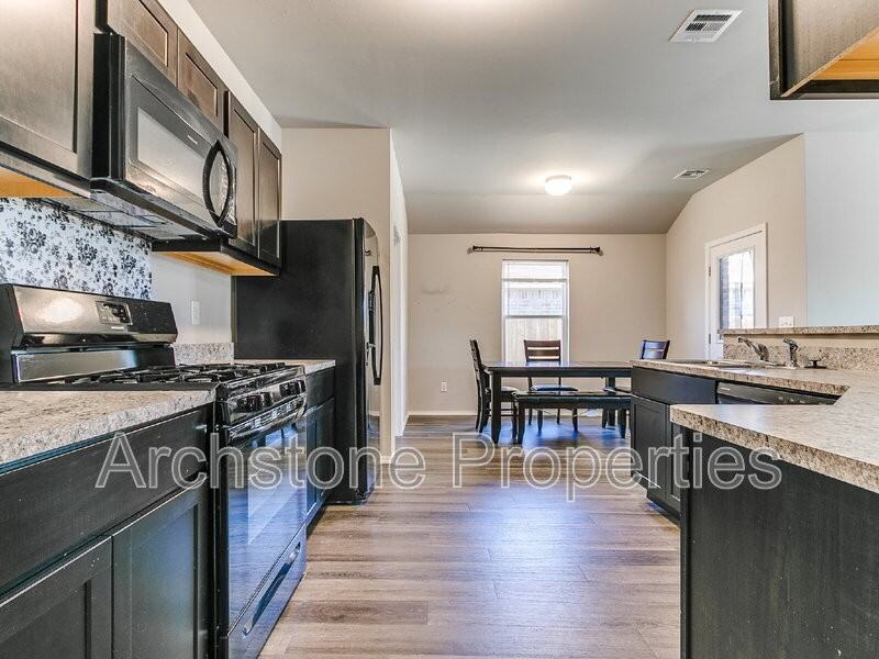 1308 Dustin Dr - Photo 6 of 33