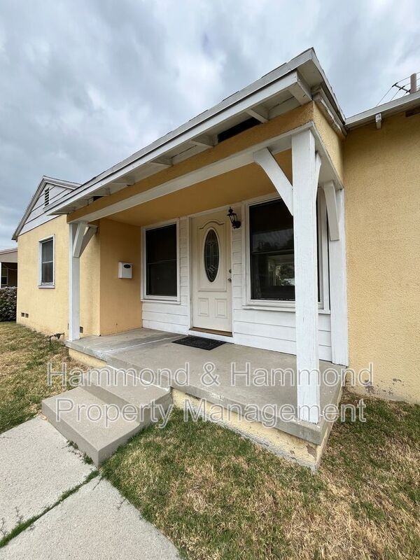 18003 Saticoy St - Photo 3 of 27