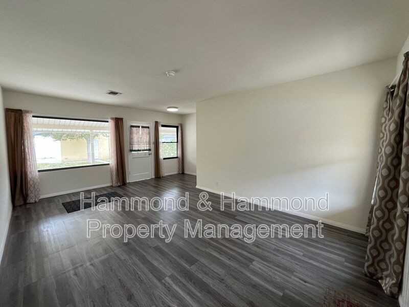 18003 Saticoy St - Photo 4 of 27