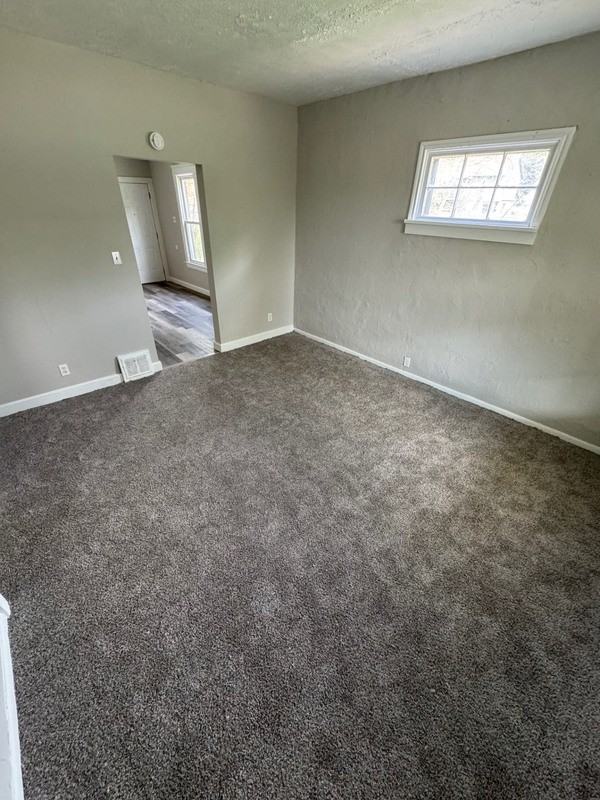 5911 Lansing Ave - Photo 3 of 10