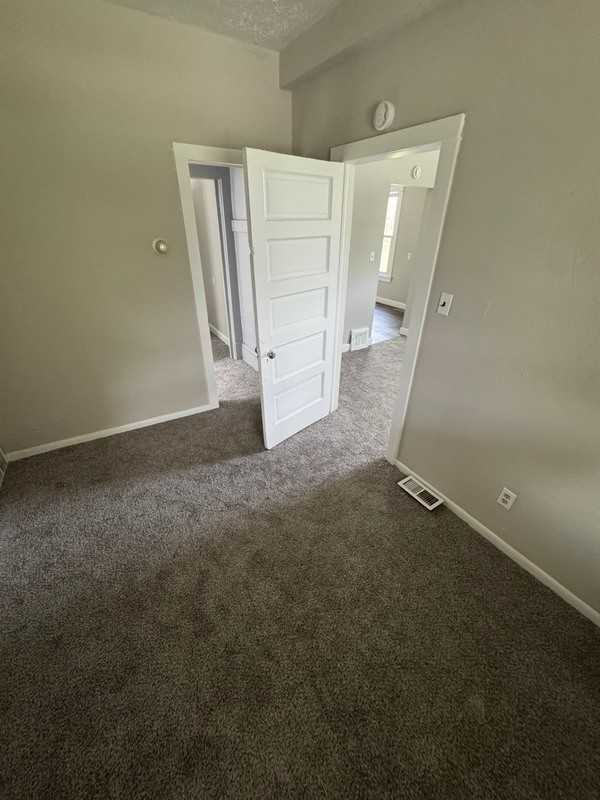 5911 Lansing Ave - Photo 4 of 10