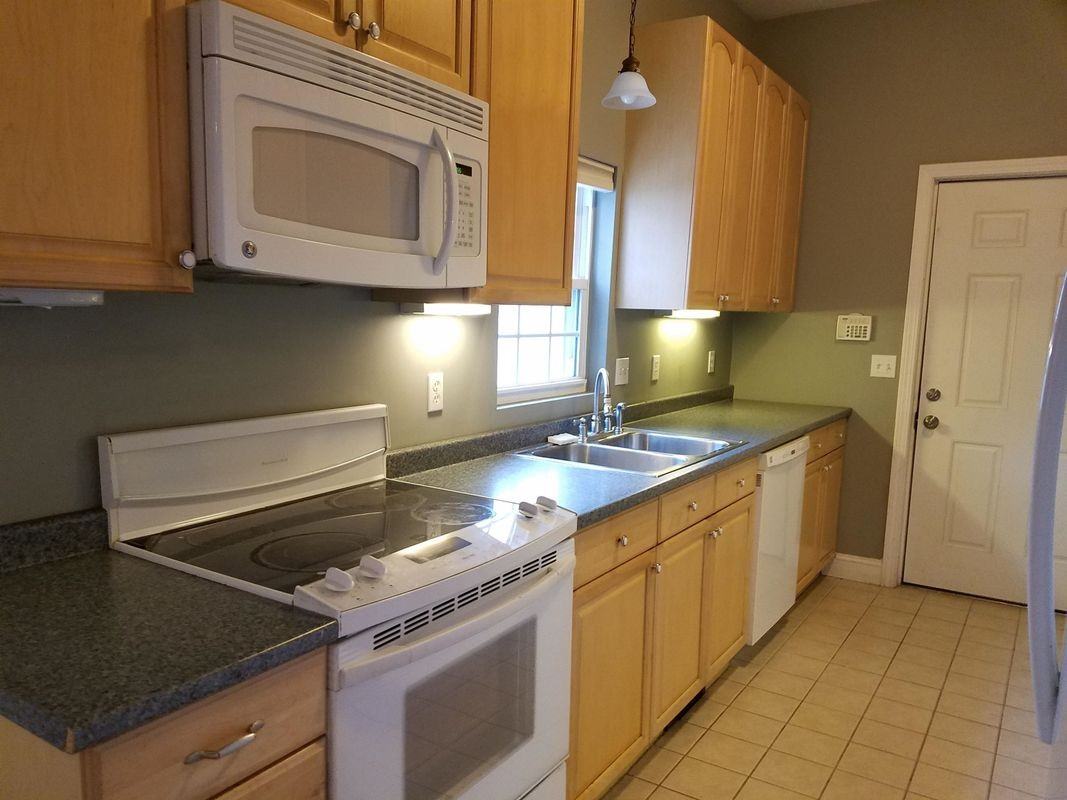 585 Beech St - Photo 2 of 15