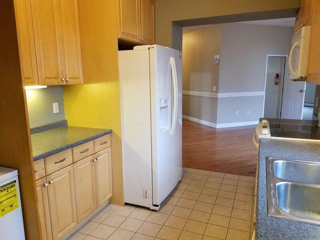 585 Beech St - Photo 3 of 15