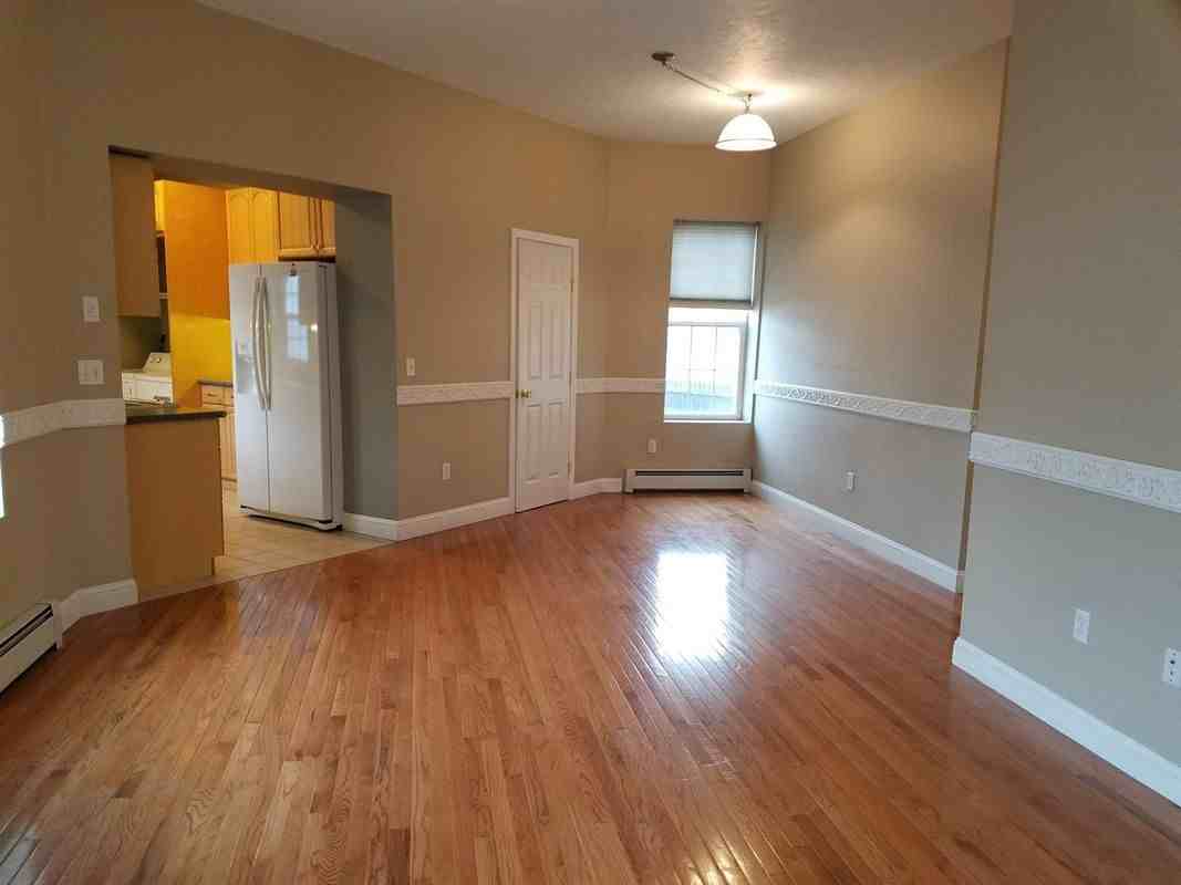 585 Beech St - Photo 7 of 15