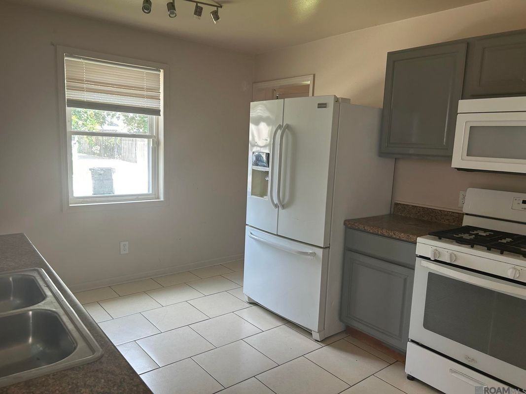 6072 Wilton Dr - Photo 3 of 9