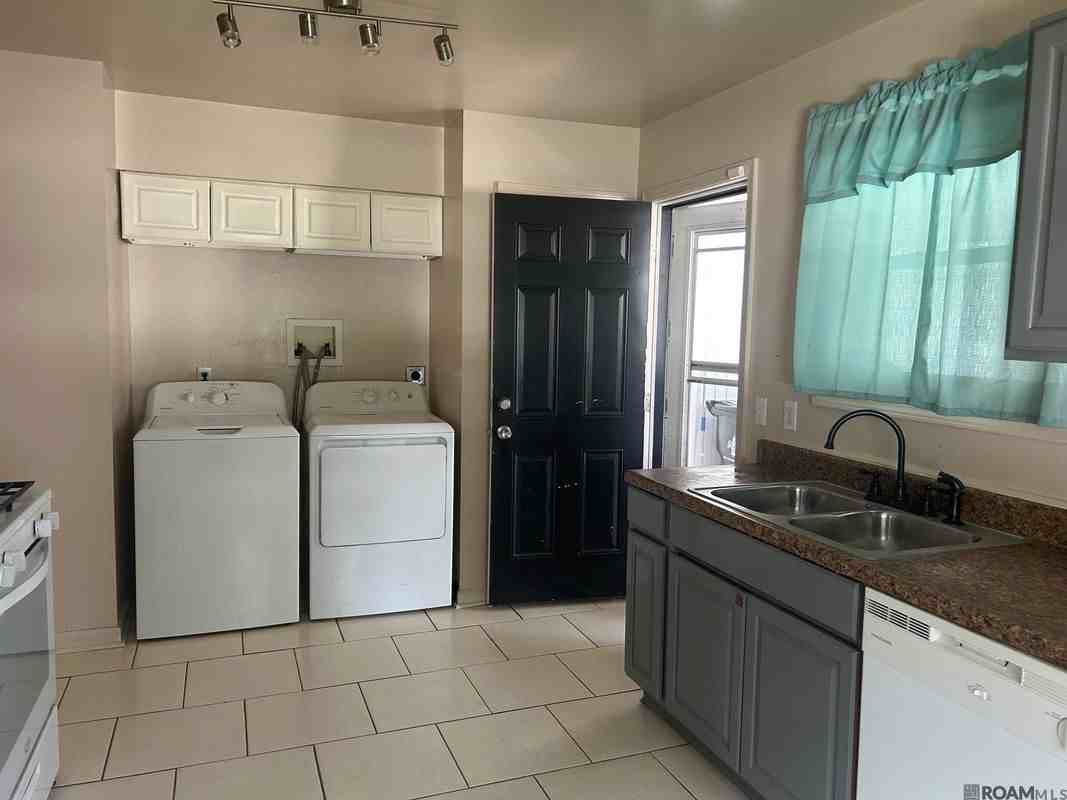 6072 Wilton Dr - Photo 4 of 9