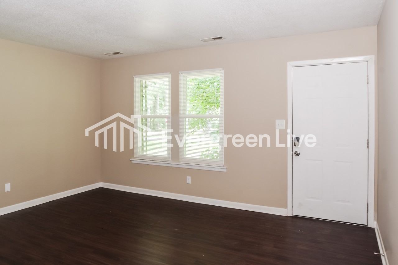 121 Edinburgh Dr - Photo 4 of 15